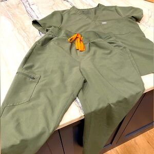 Figs Zamora Jogger Olive Green Scrub Set Size Medium